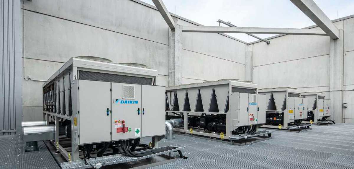 Commercial chiller bank, multiple Daikin units